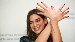 Dua Lipa uron për Ditën e Flamurit