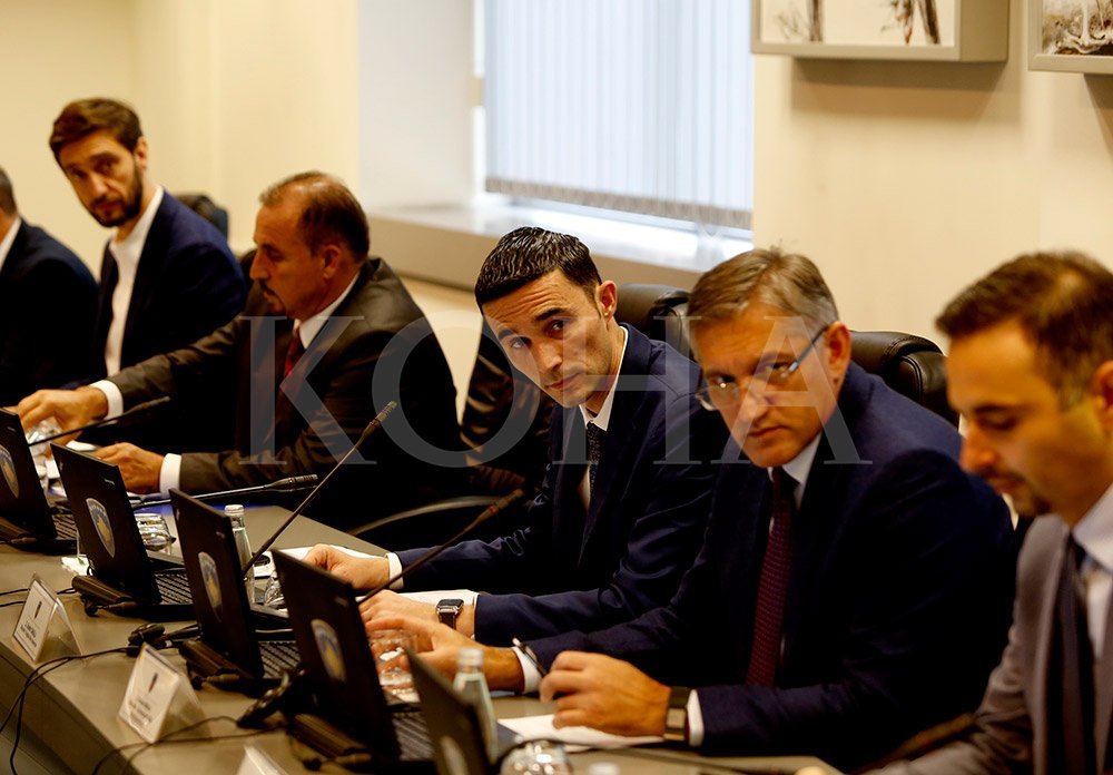 Kronikë e KTV-së nga mbledhja e Qeverisë që ngriti taksën për mallrat serbe e boshnjake në 100 për qind