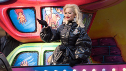 Rita Ora kritikohet për këndim playback, John Legend mbron atë