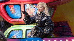 Rita Ora kritikohet për këndim playback, John Legend mbron atë