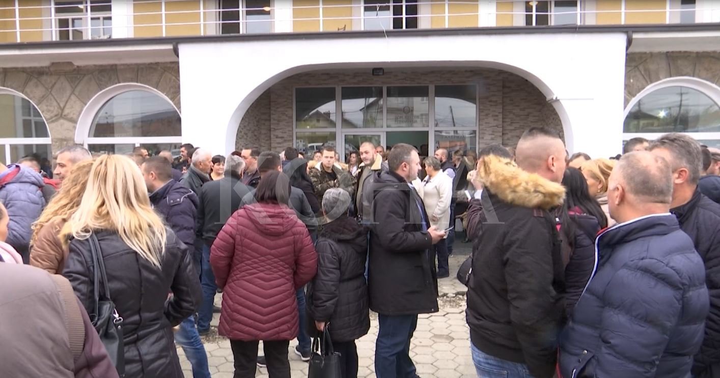 Serbët u mblodhën edhe në Graçanicë për të kundërshtuar taksën e Kosovës për mallrat nga Serbia
