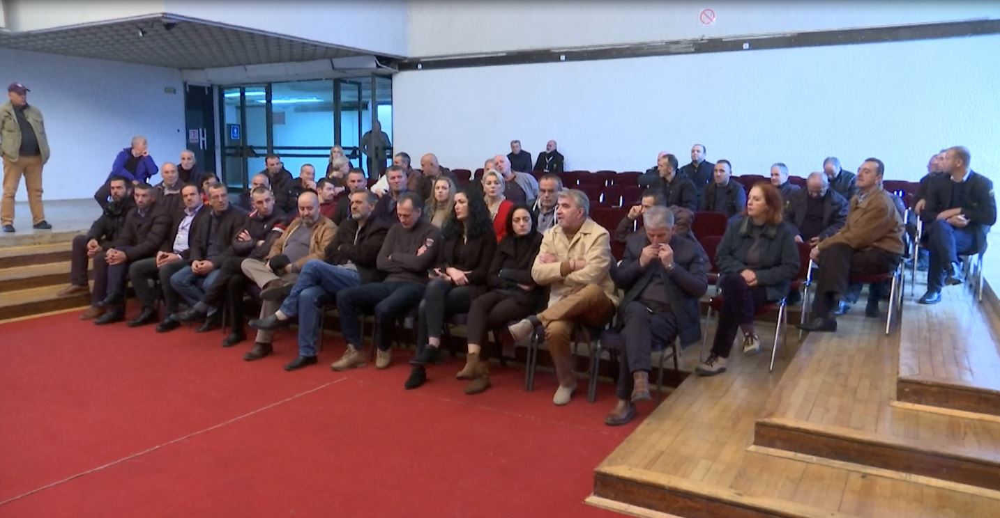 Punëtorët e Pallatit të Rinisë thonë se s’kanë marrë paga me muaj, as s’janë kompensuar për punët shtesë