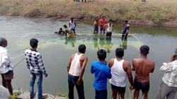 Rreth 30 të vdekur nga rënia e autobusit me nxënës në lumë