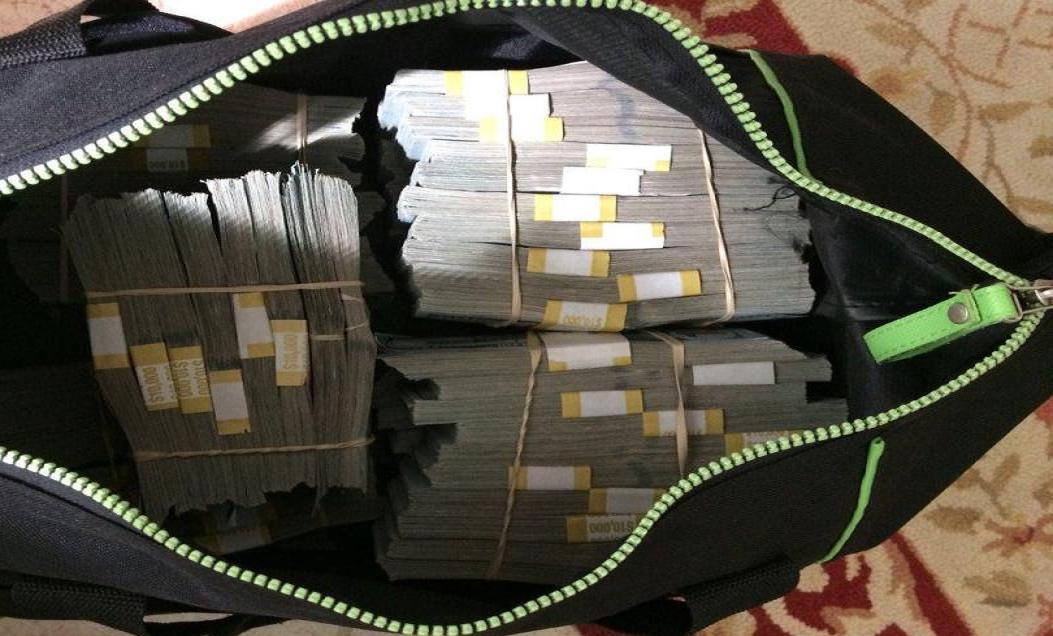 Blen kutinë dhe brenda gjen 7.5 mln dollarë, bie në dilemën ‘t’i kthejë apo të mos i kthejë’