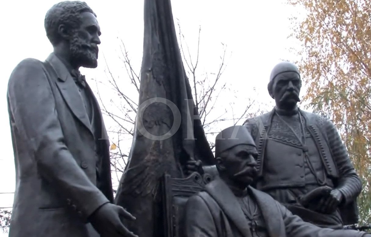 Krerët e Lidhjes kthehen në bronz në Prizren me rastin e 28 Nëntorit