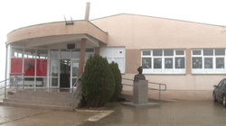 Një shkolle në Drenas nuk i është siguruar ngrohja, një mësues sjell drunj nga shtëpia