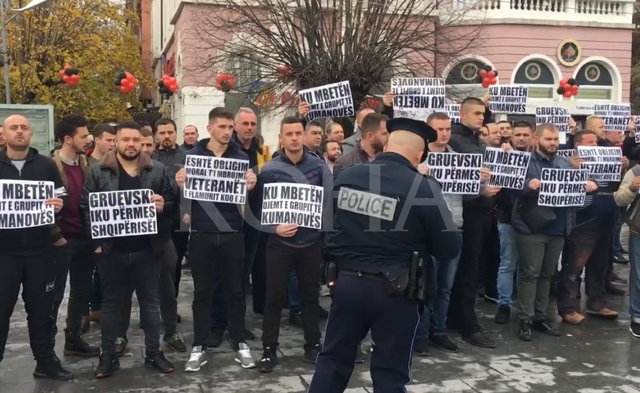 Familjarët e të vrarëve në Kumanovë protestojnë para përfaqësuesve të dy qeverive