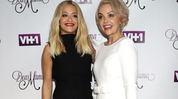 Rita Ora mbushi 28 vjet, e uron nëna e saj