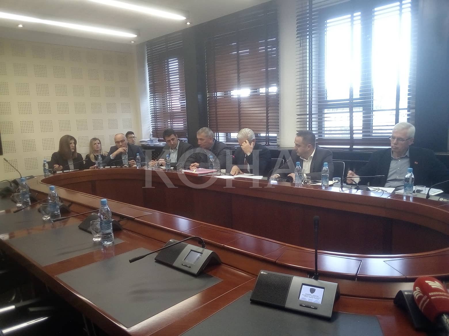 Përplasje pozitë-opozitë rreth mungesës së Thaçit e Haradinajt në komisionin për gylenistët