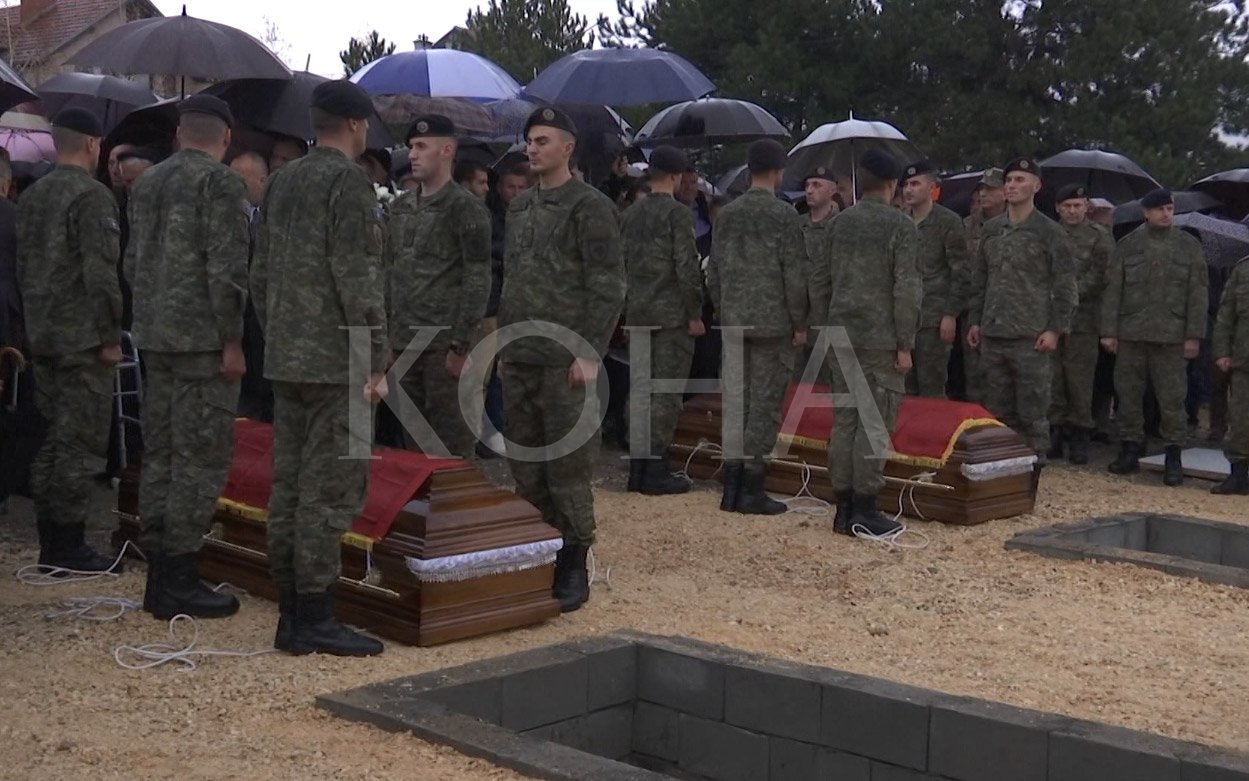 Kronikë e KTV-së për varrimin e Ilir Konushevcit dhe Hazir Malajt