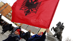 Daçiq “çuditet” si askush nuk reagoi pse Kosova feston Ditën e Flamurit shqiptar