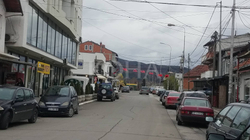 Në Lagjen e Boshnjakëve në veri valojnë flamujt kuq e zi