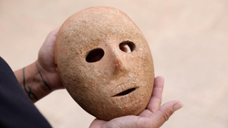 Gjendet një maskë guri 9 000-vjeçare