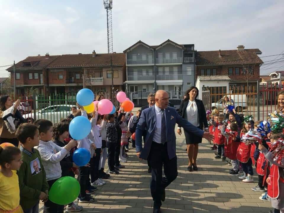 Alternativa akuzon Gjinin se po keqpërdor fëmijët për ta promovuar veten