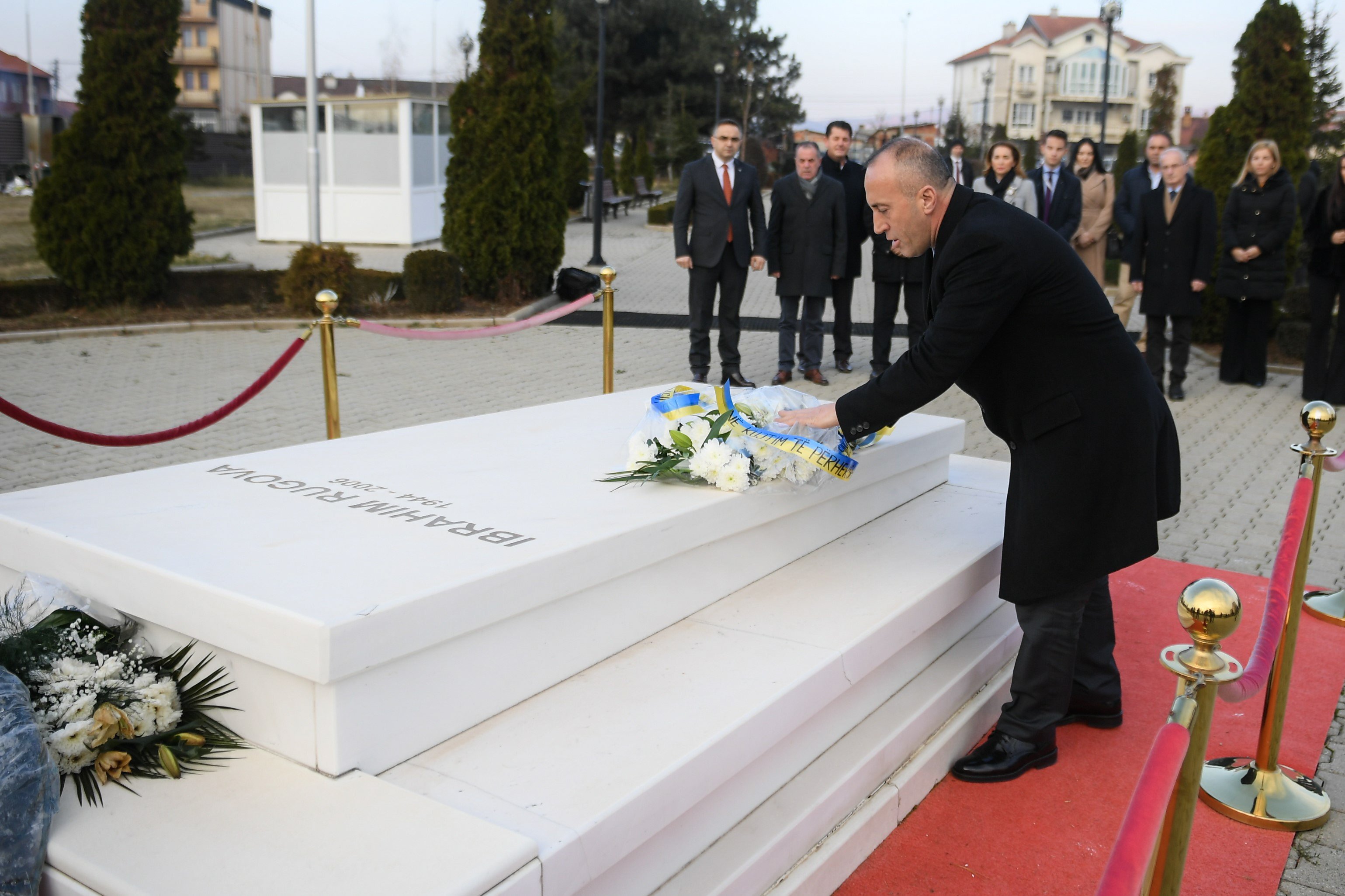 Haradinaj te varri i ish-Presidentit Rugova për nder të ditëlindjes së tij