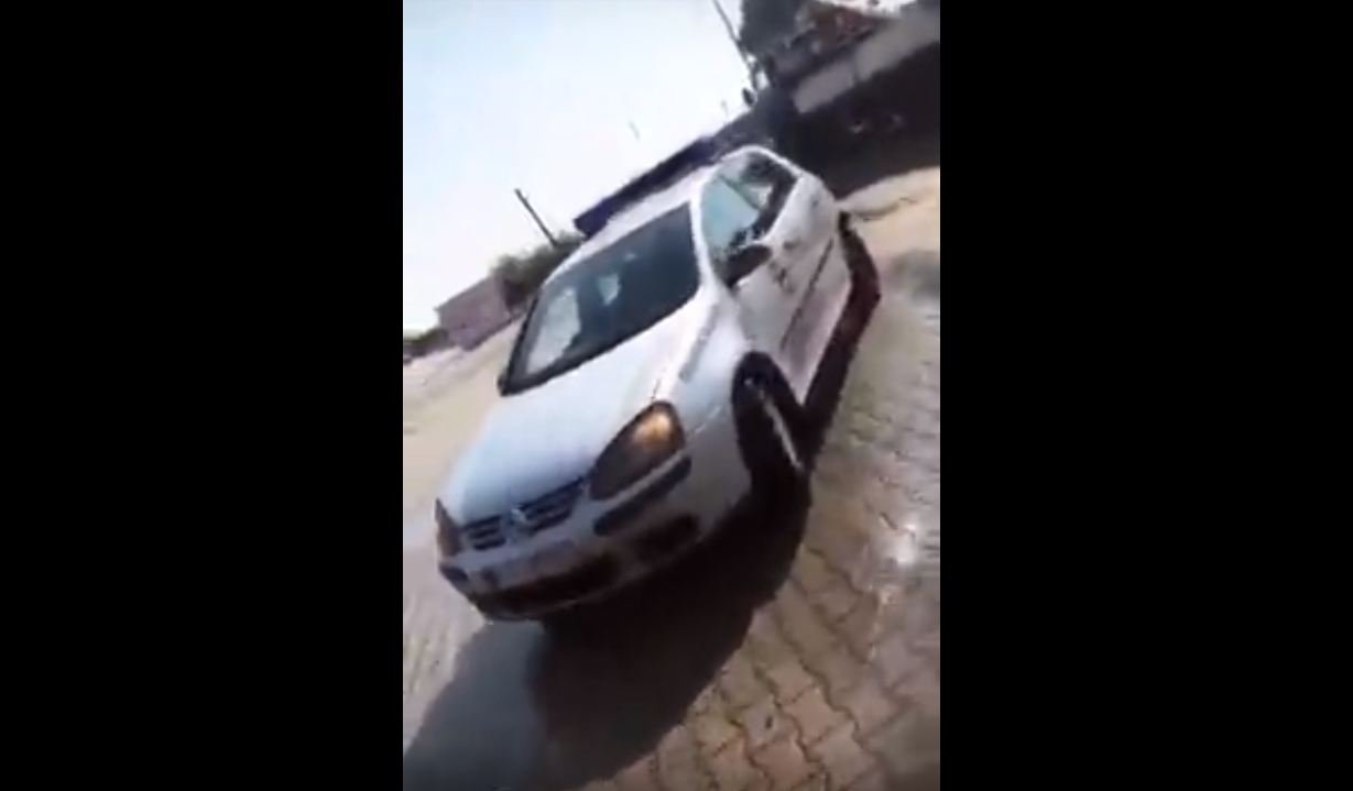 Momenti kur mori veturën e policisë në autolarje dhe u shëtit me të në Pejë