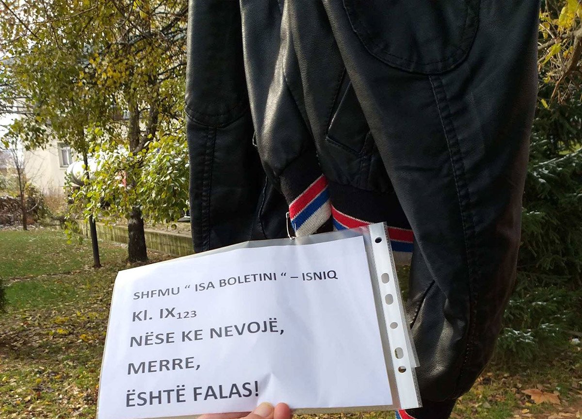 Nxënësit në Deçan dhurojnë rroba dimri për nevojtarët