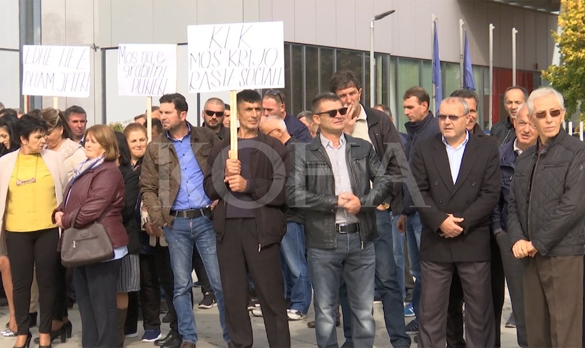 Punëtorët e “Autotransportit” protestuan pa Qeverisë
