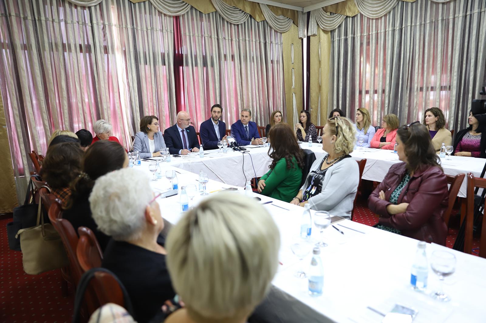 Inkurajohen infermierët për vizita në shtëpi të nënave dhe fëmijëve