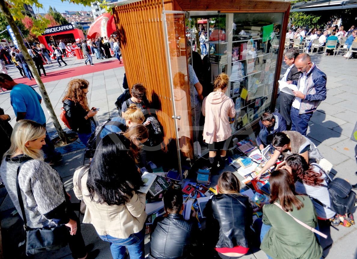 Mobilizimi qytetar për të blerë libra nga 1 euro, për qiranë e grumbulluar të kioskës në shesh