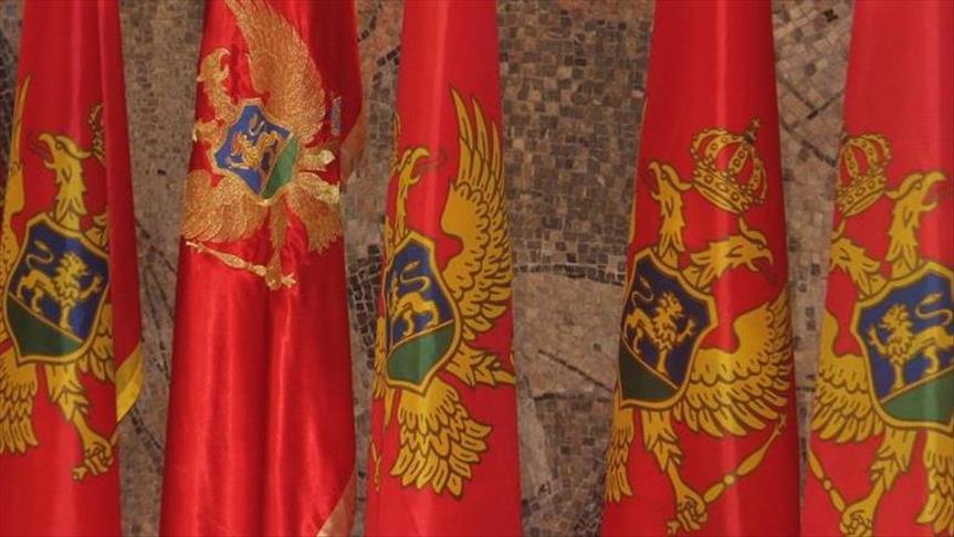 Mali i Zi parasheh gjobë deri në 2.000 euro për mosngritje gjatë himnit