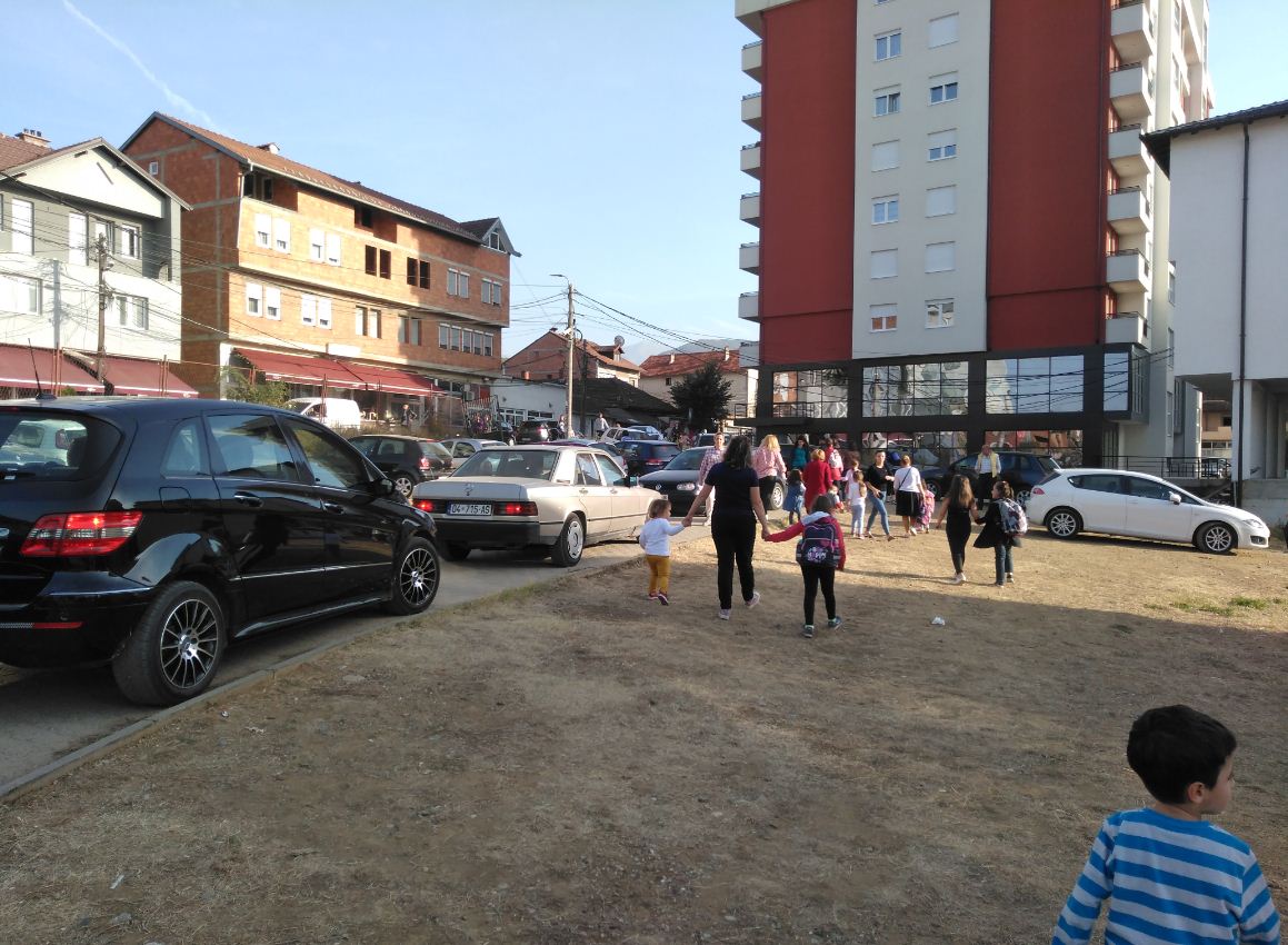 Prindërit në shkollën “Lekë Dukagjini” në Prizren në ankth nga veturat në oborr