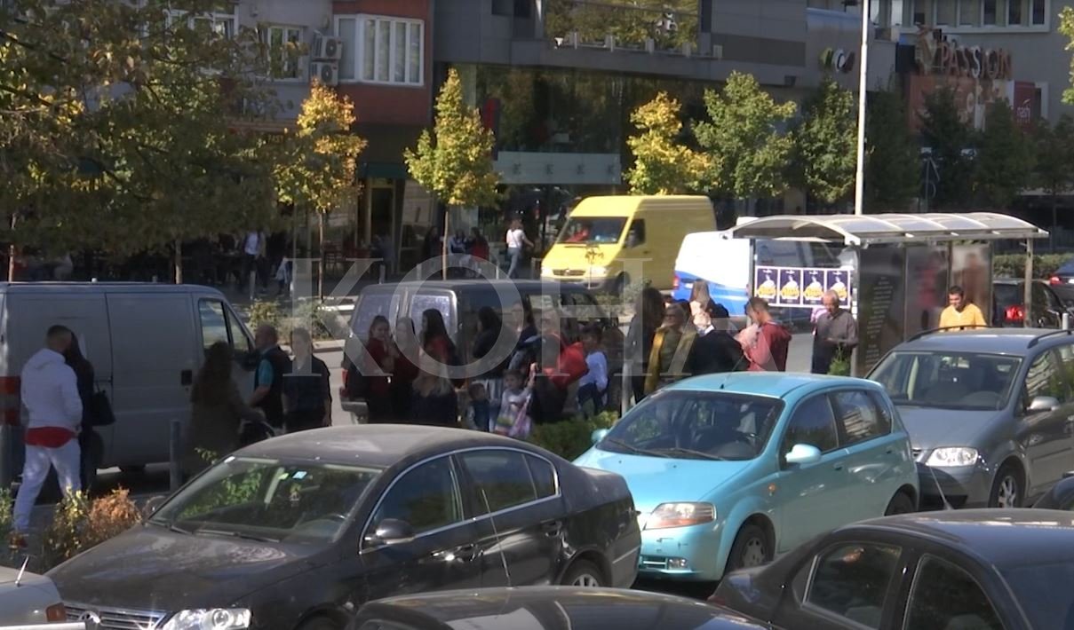 Në mungesë të autobusëve, taksitë ilegalë mbesin zgjidhje për orët e mbrëmjes