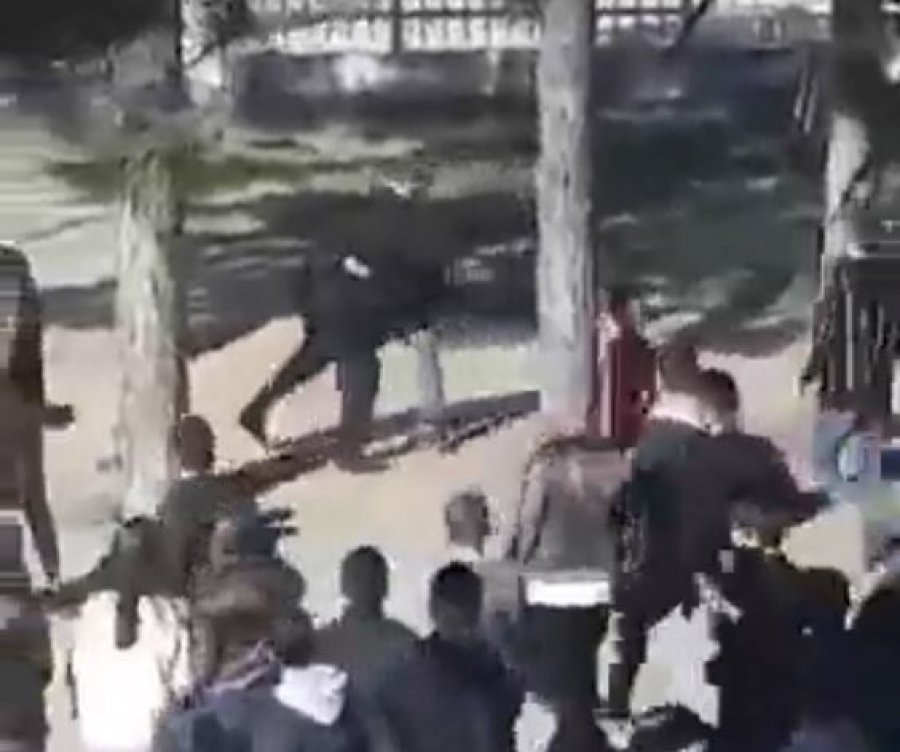 Profesori e ka familjar nxënësin që e rrahu në oborr të shkollës, Komuna paralajmëron masa