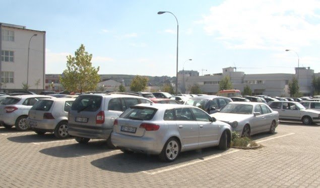 Parkimi i veturave në QKUK, i shtrenjtë dhe i pasigurt