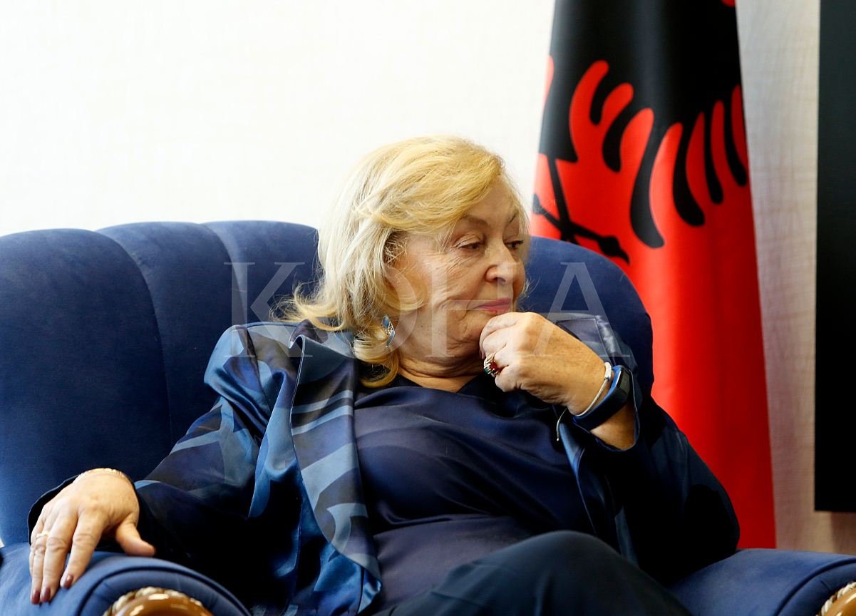 Shkrimtarja Helena Kadare nuk gjen fjalë për të përshkruar nderimin që i bëri Kosova