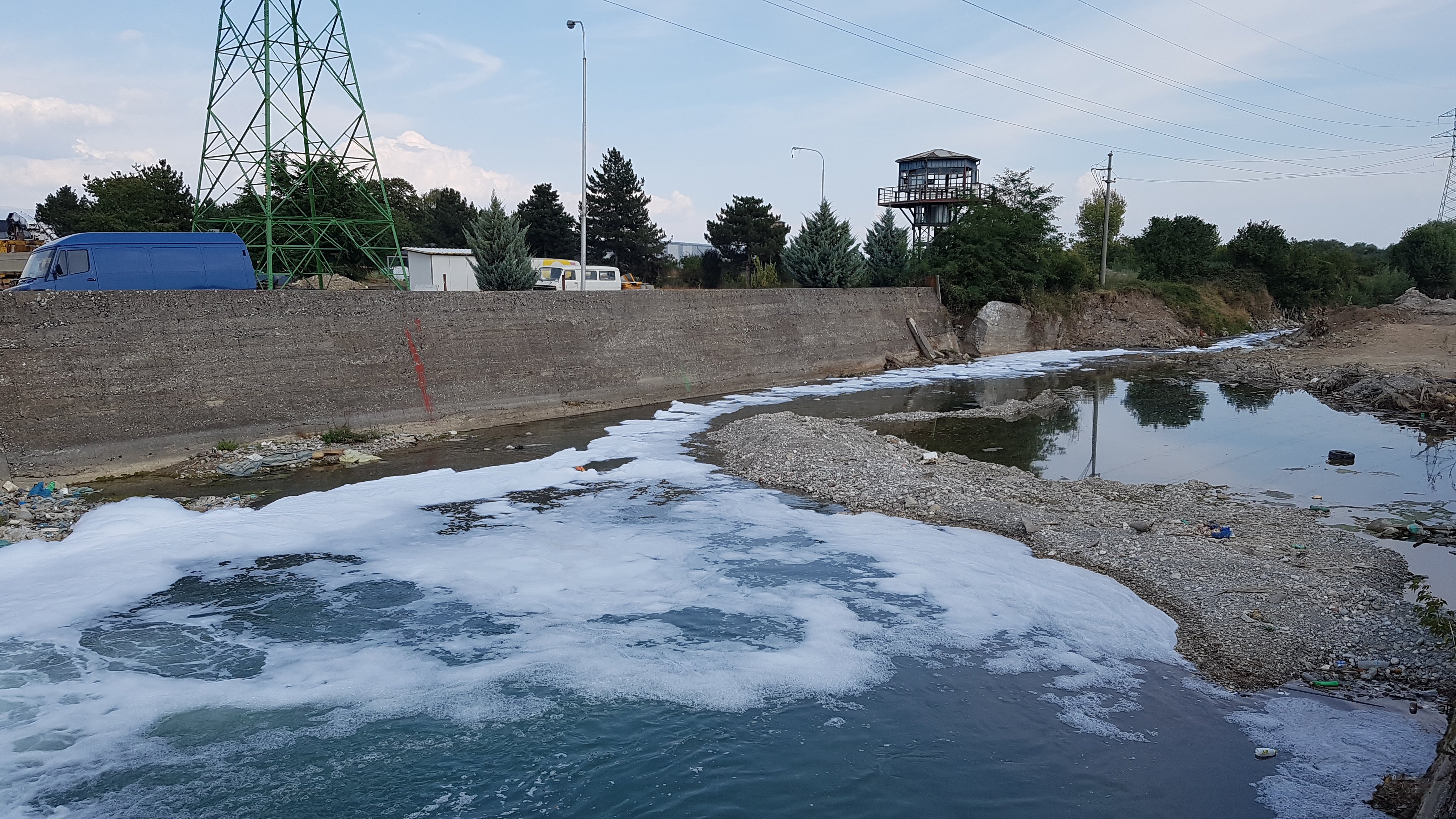 Inspektorati i Pejës dështon ta zbulojë shkaktarin e ndotjes së Lumëbardhit