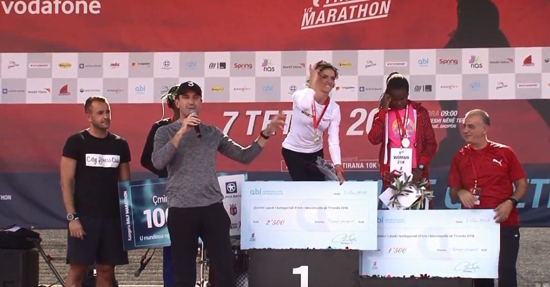 Atletes nga Kenia në podium i merret vendi i parë në Maratonën e Tiranës dhe i jepet Gegës