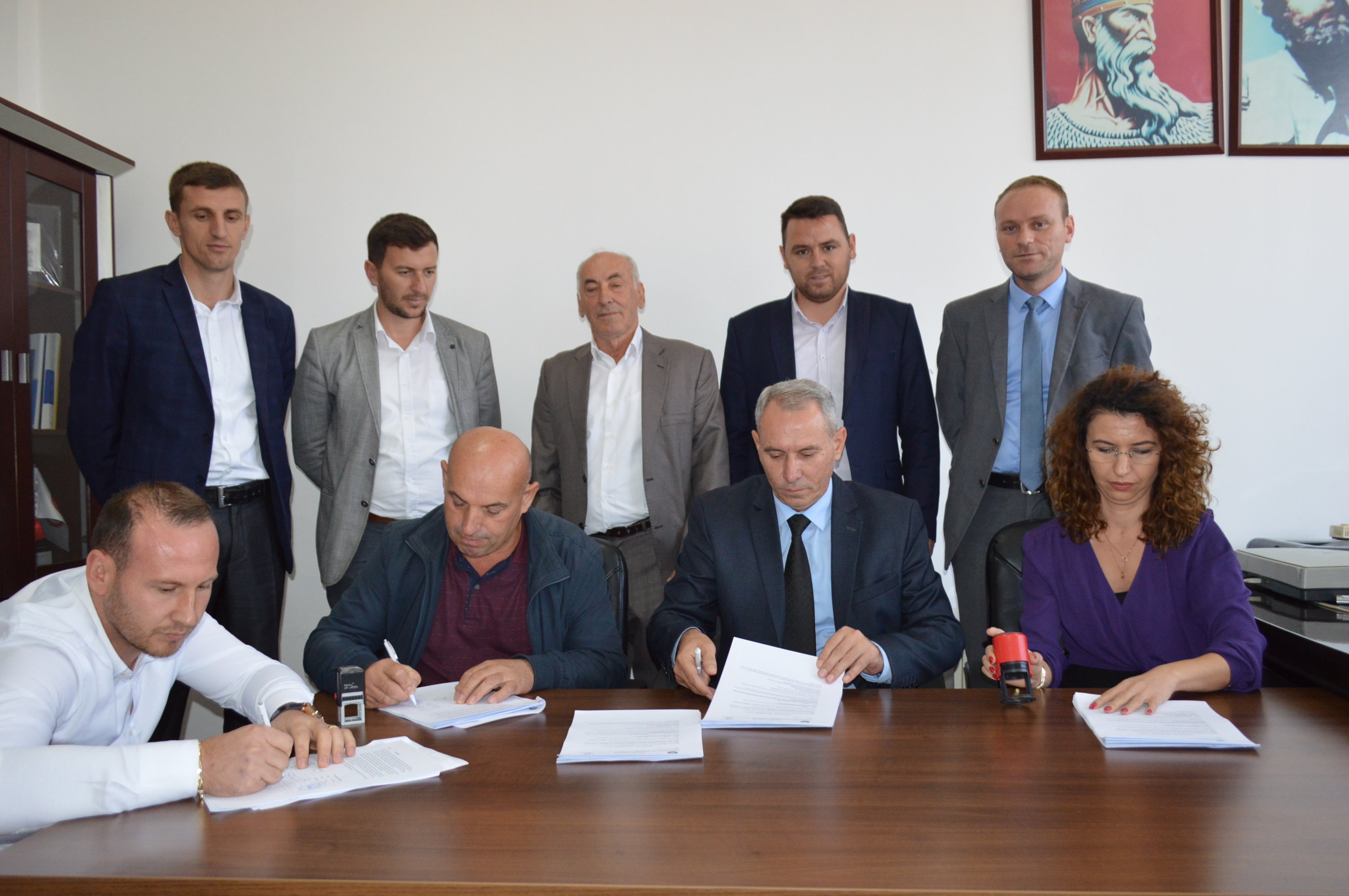 Nënshkruhet kontrata për ndërtimin në Malishevë të qendrës së banimit social me 40 apartamente