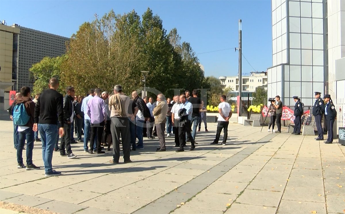 Prindërit dhe nxënësit e Abrisë së Drenasit e zhvendosin protestën para Qeverisë, duan rihapjen e shkollës