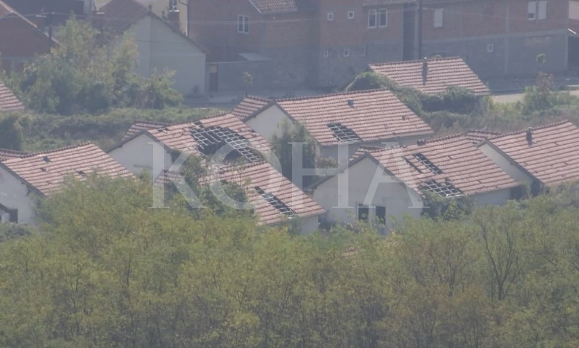 Shtëpitë e ndërtuara prej vitesh për serbët në Rahovec shkatërrohen pa u shfrytëzuar