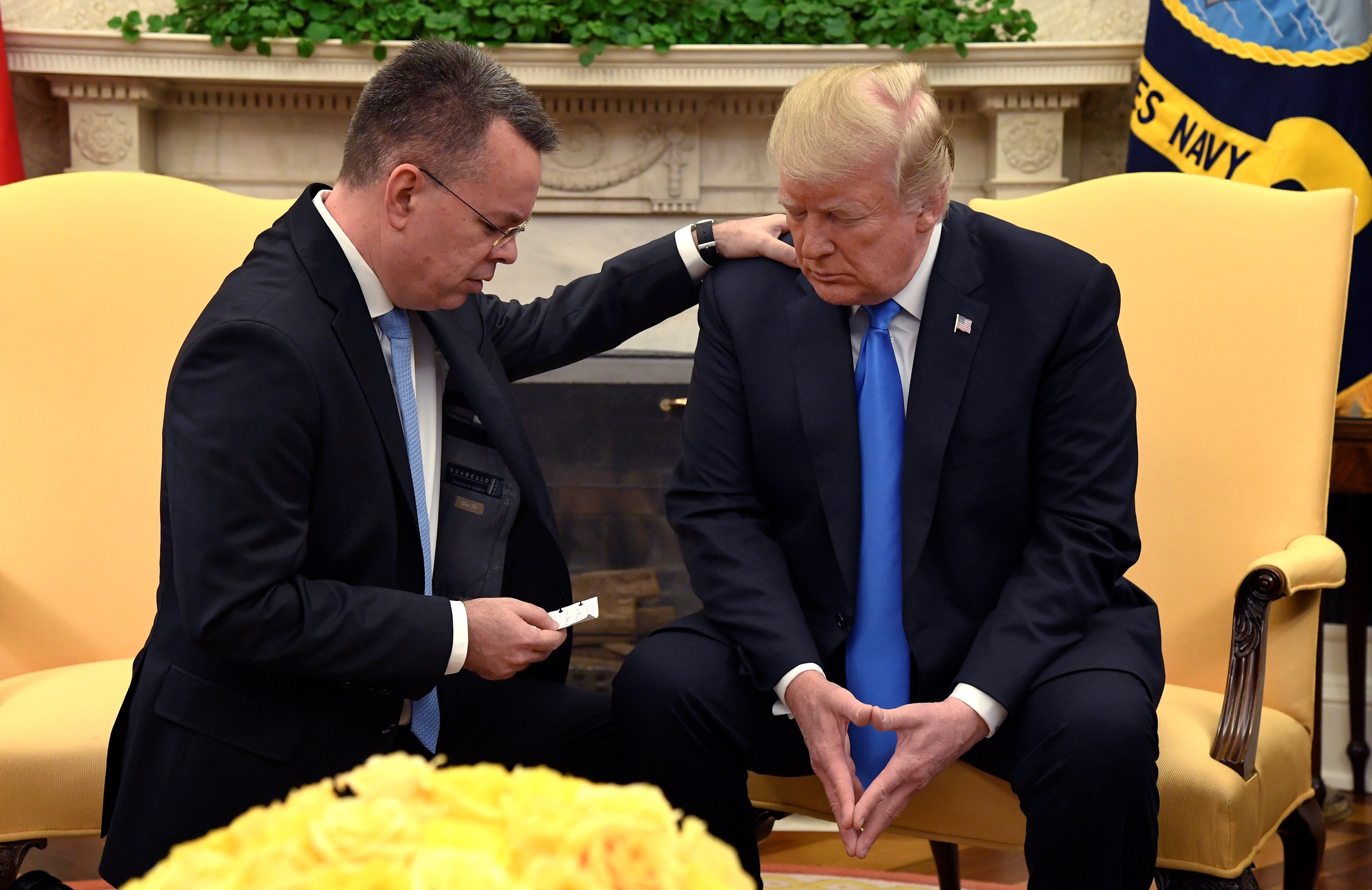 Trump takon në Washington pastorin amerikan, falënderon Erdoganin për lirimin e tij