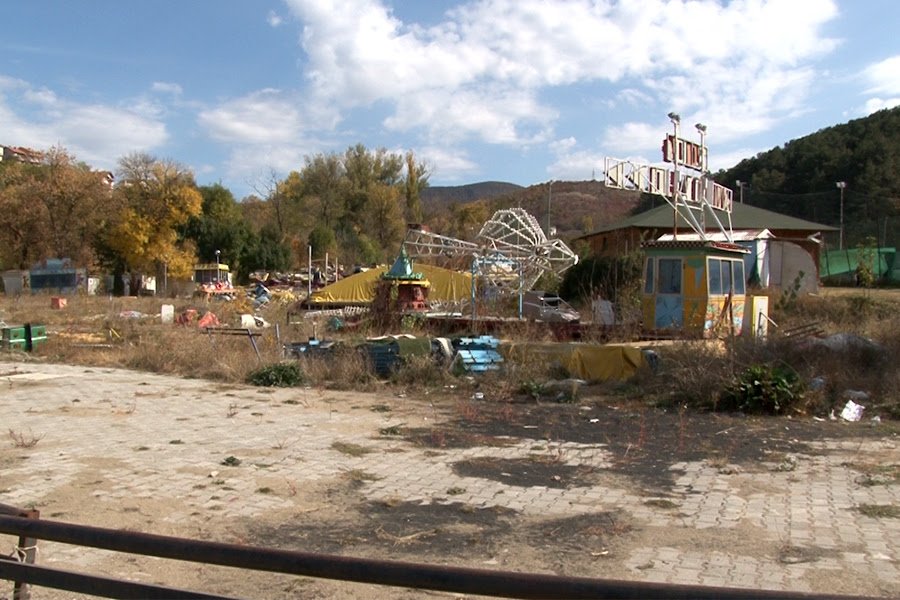 As pas dy vitesh s’janë larguar nga parku i “Taukbashqes” lodrat dhe mbeturinat