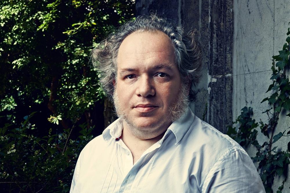 Shkrimtari francez Mathias Enard vjen në Prishtinë, nderohet me “Çelësin e Qytetit”