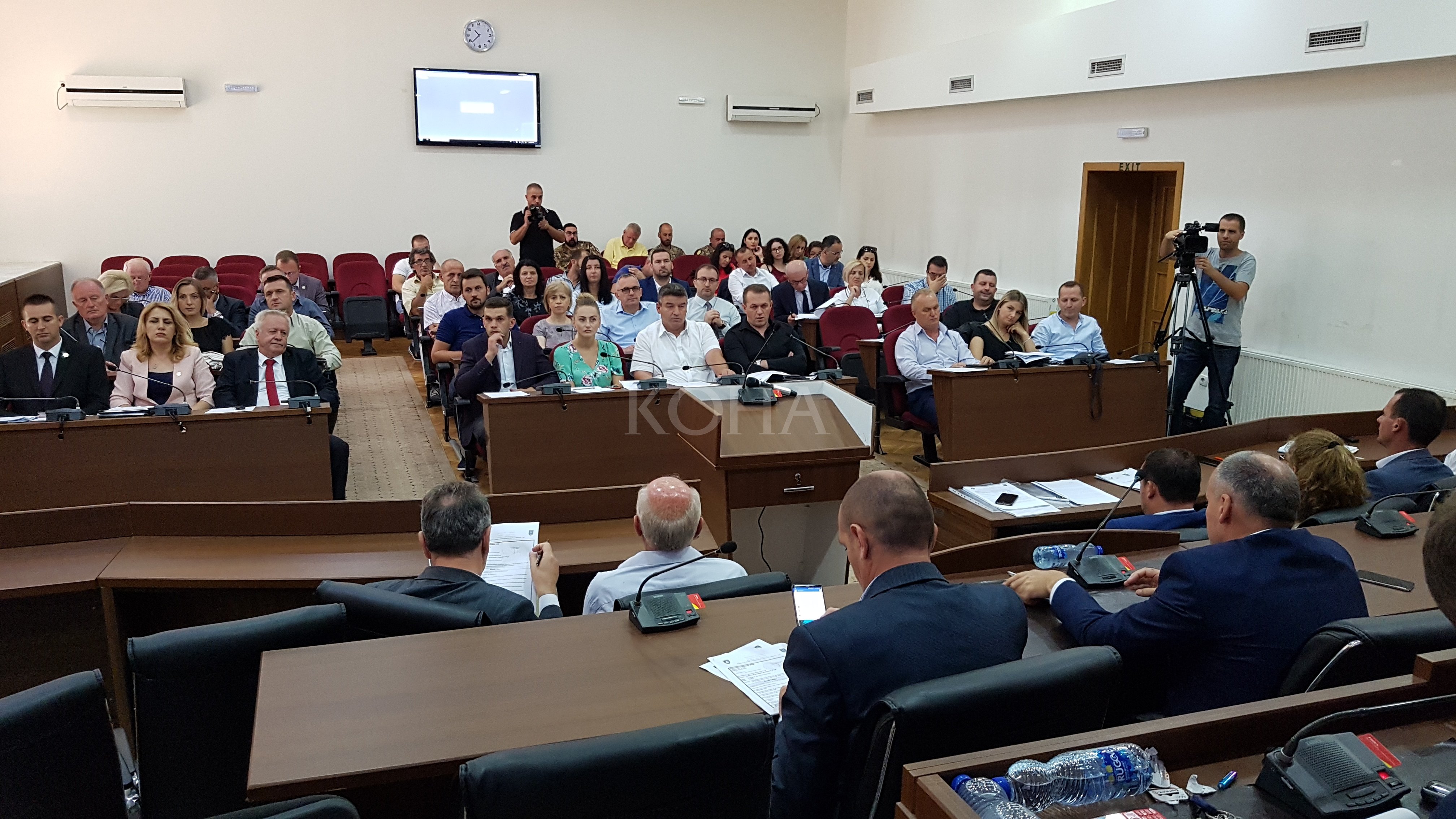 Opozita ë Pejë në pritje të seancës së jashtëzakonshme për dënimet gjyqësore