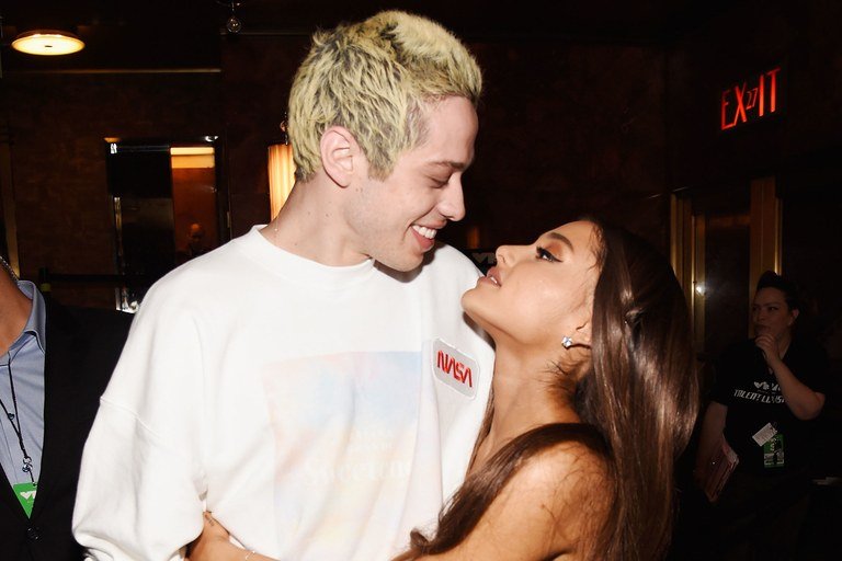 Ariana Grande dhe Pete Davidson i japin fund fejesës