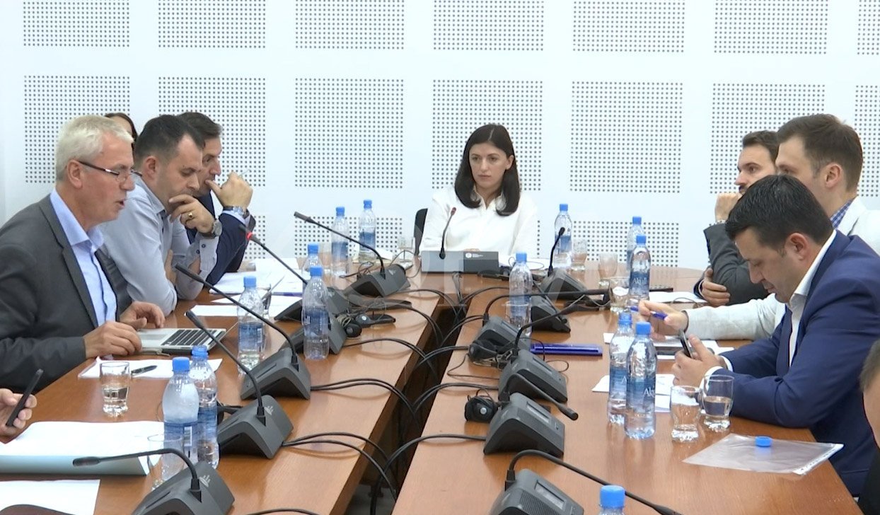 Pas shumë  përplasjeve PSD - VV, kalon projektligji për referendumin