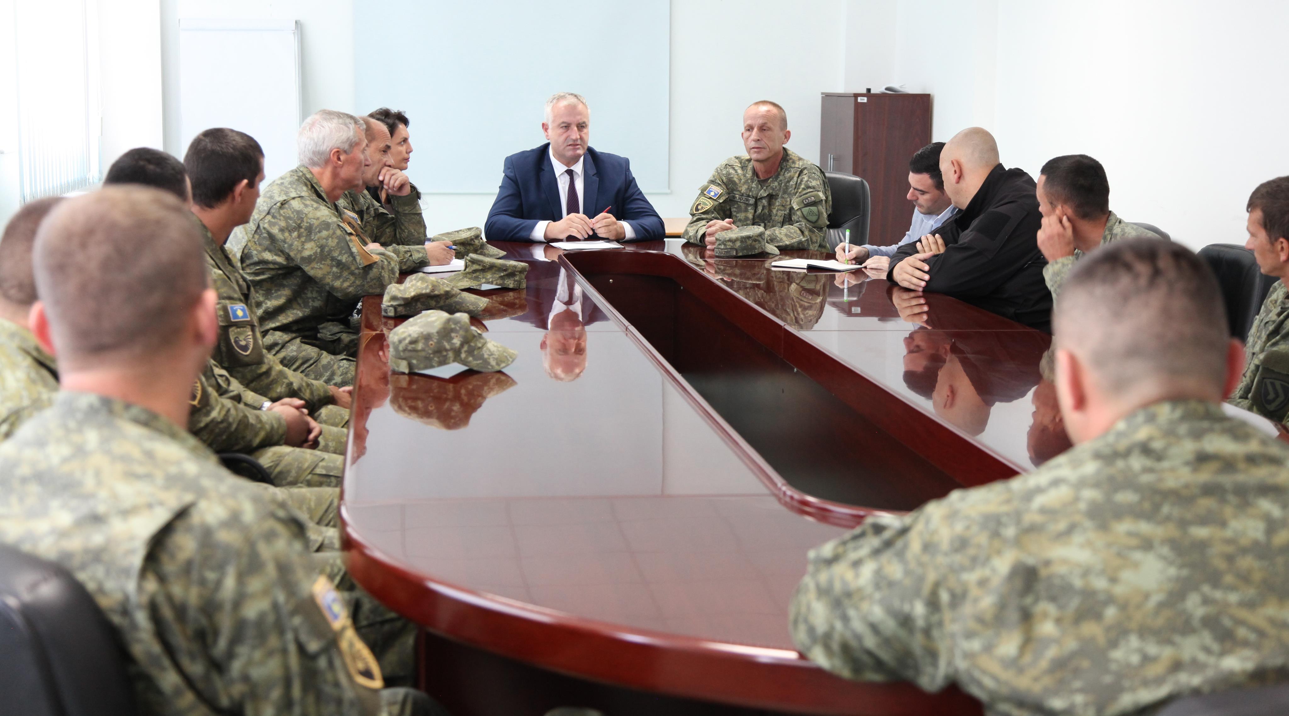 Berisha takon pjesëtarët serbë të FSK-së, thotë se ajo është e të gjithëve që jetojnë në Kosovë