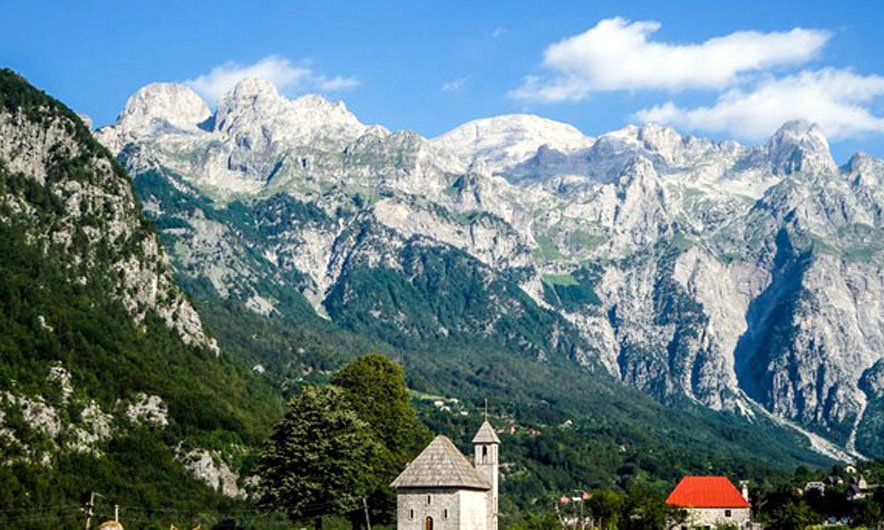 Policia shpëton dy turistë të huaj të bllokuar në një humnerë në Theth