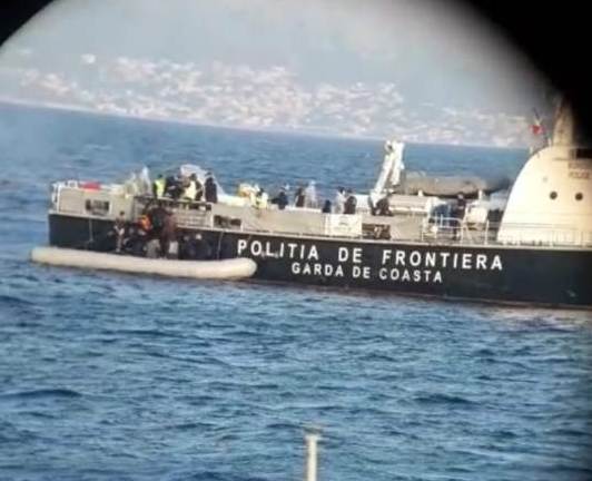 Anija e Forcës Detare shqiptare shpëton 73 emigrantë në detin Egje
