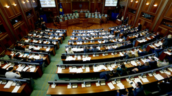 Kuvendi sot për kufizimin e mandatit të Thaçit rreth territorit