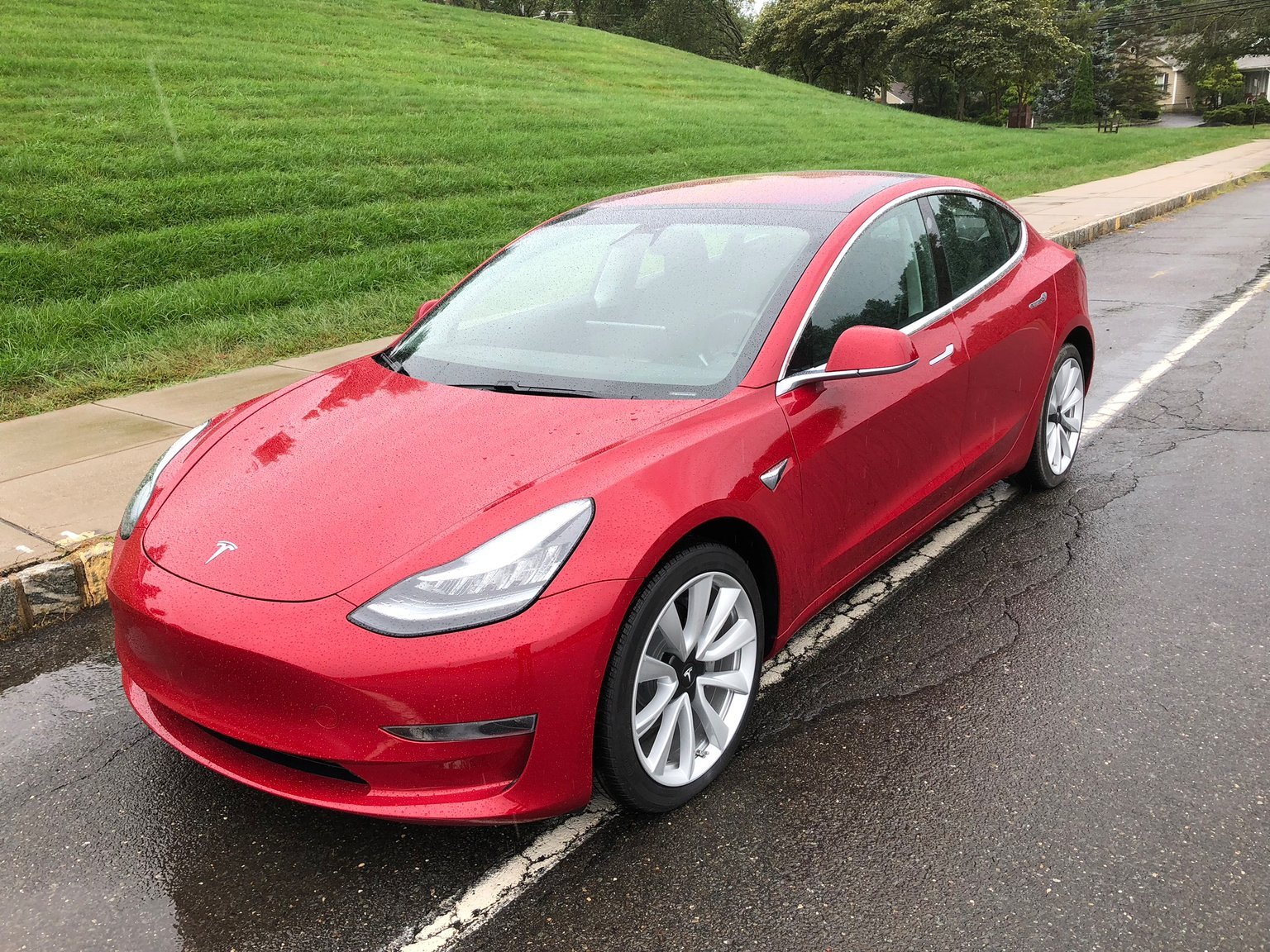 Tesla më në fund ofron veturë me çmim të lirë Model 3