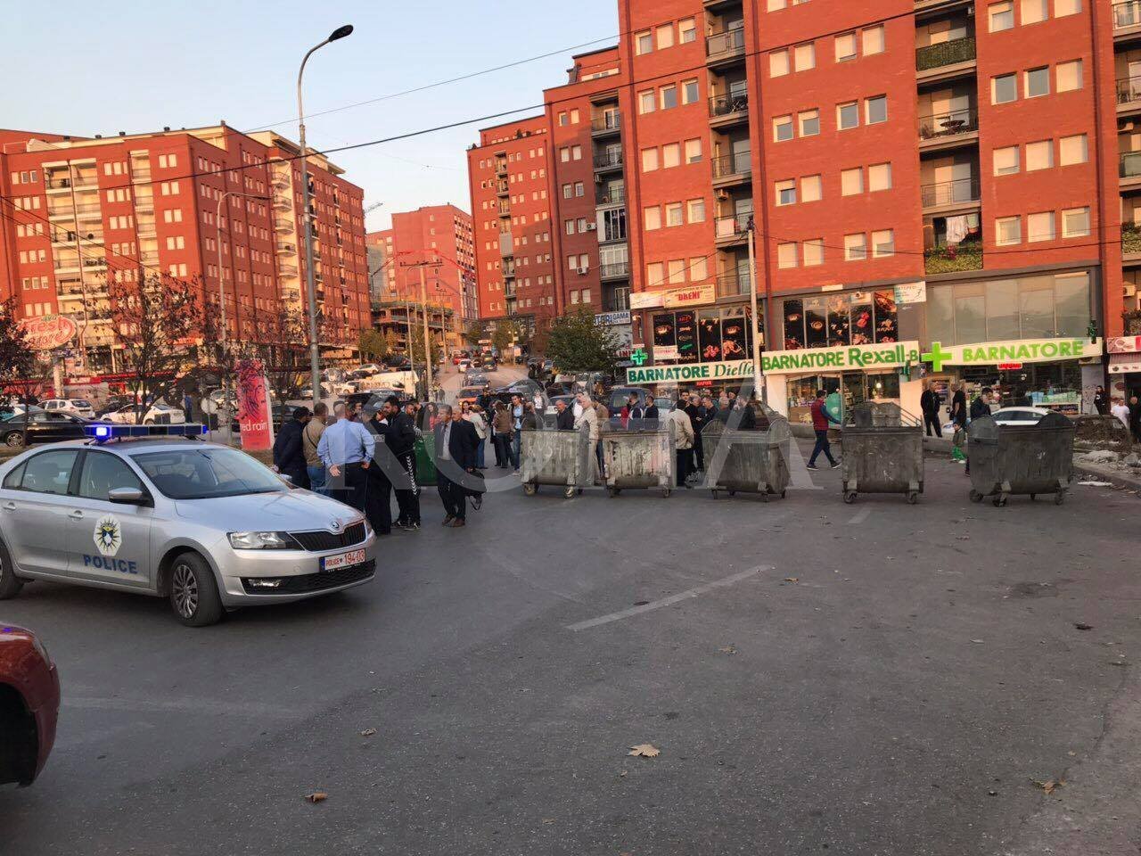 Banorët në “Lagjen e Spitalit” protestojnë për kanalizim, bllokojnë rrugët