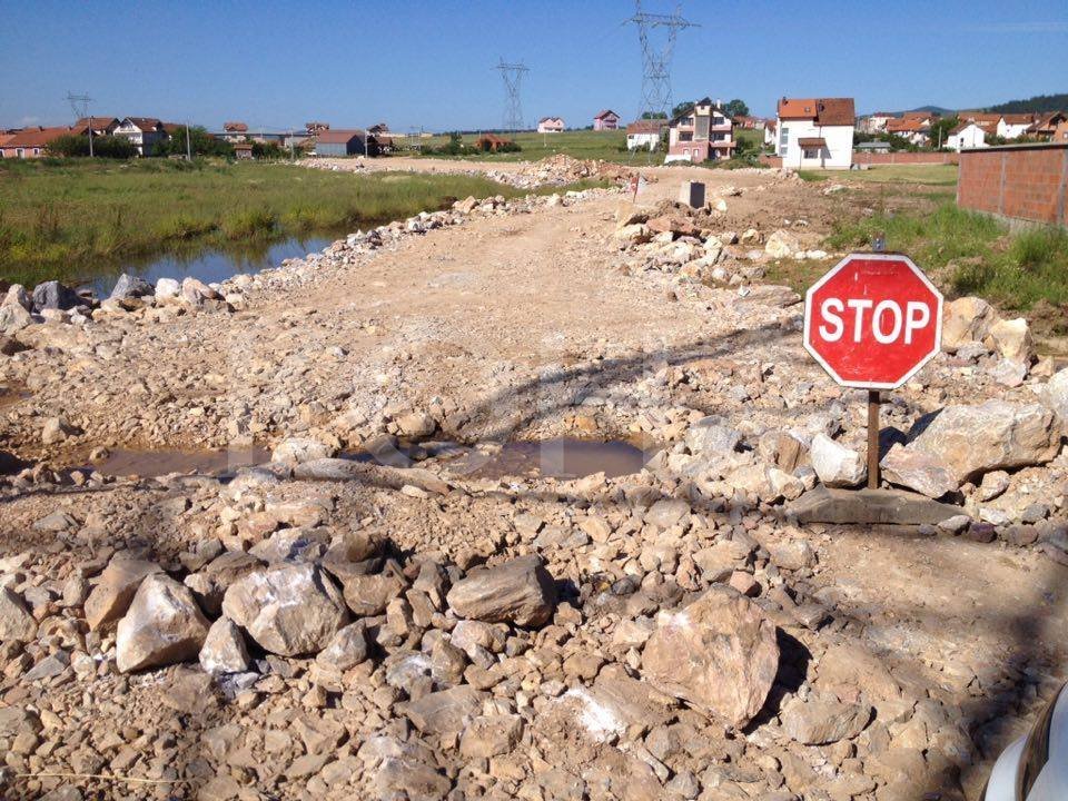 Hani i Elezit kërkon nga “Bechtel-Enka” riparimin e rrugëve dhe kanalizimit
