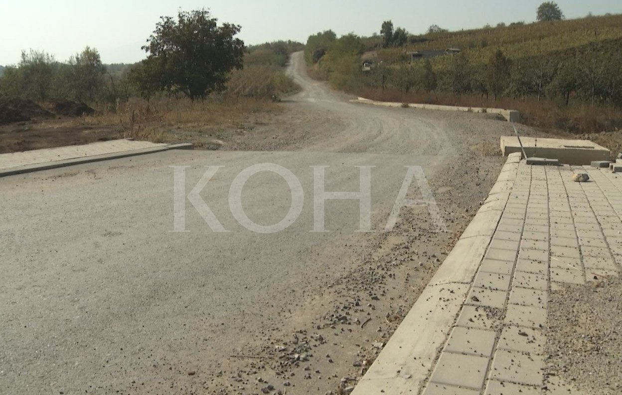 As pas 3 vjetësh në Rahovec s’po përfundon asfaltimi i 6 kilometrave që lidh fshatra me qytetin