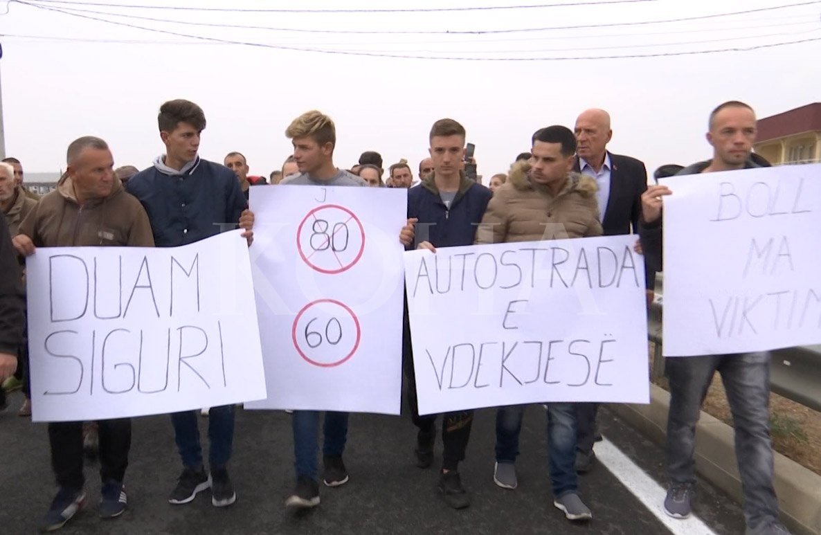 Banorët e Stanocit kujtojnë viktimat në “magjistralen e vdekjes”, protestojnë për mbikalim
